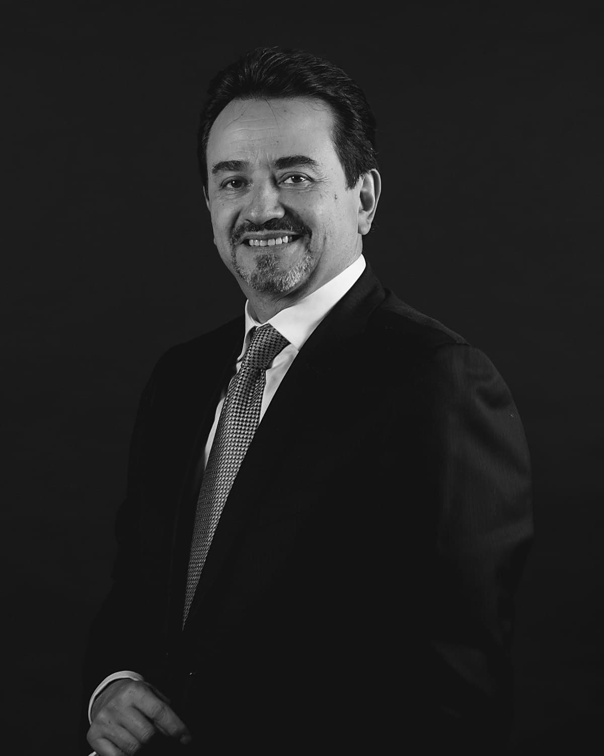 Raúl Hermosillo Carmona, retrato de estudio en blanco y negro